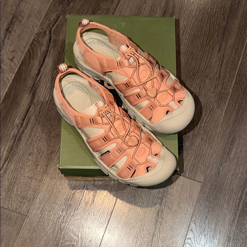 NWT Peach and Beige Outdoor KEEN Sandals